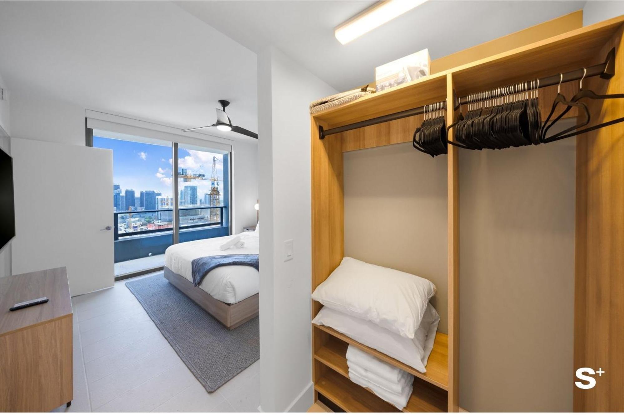 Downtown Haven Sleek 1-br With Skyline Vistas * Miami