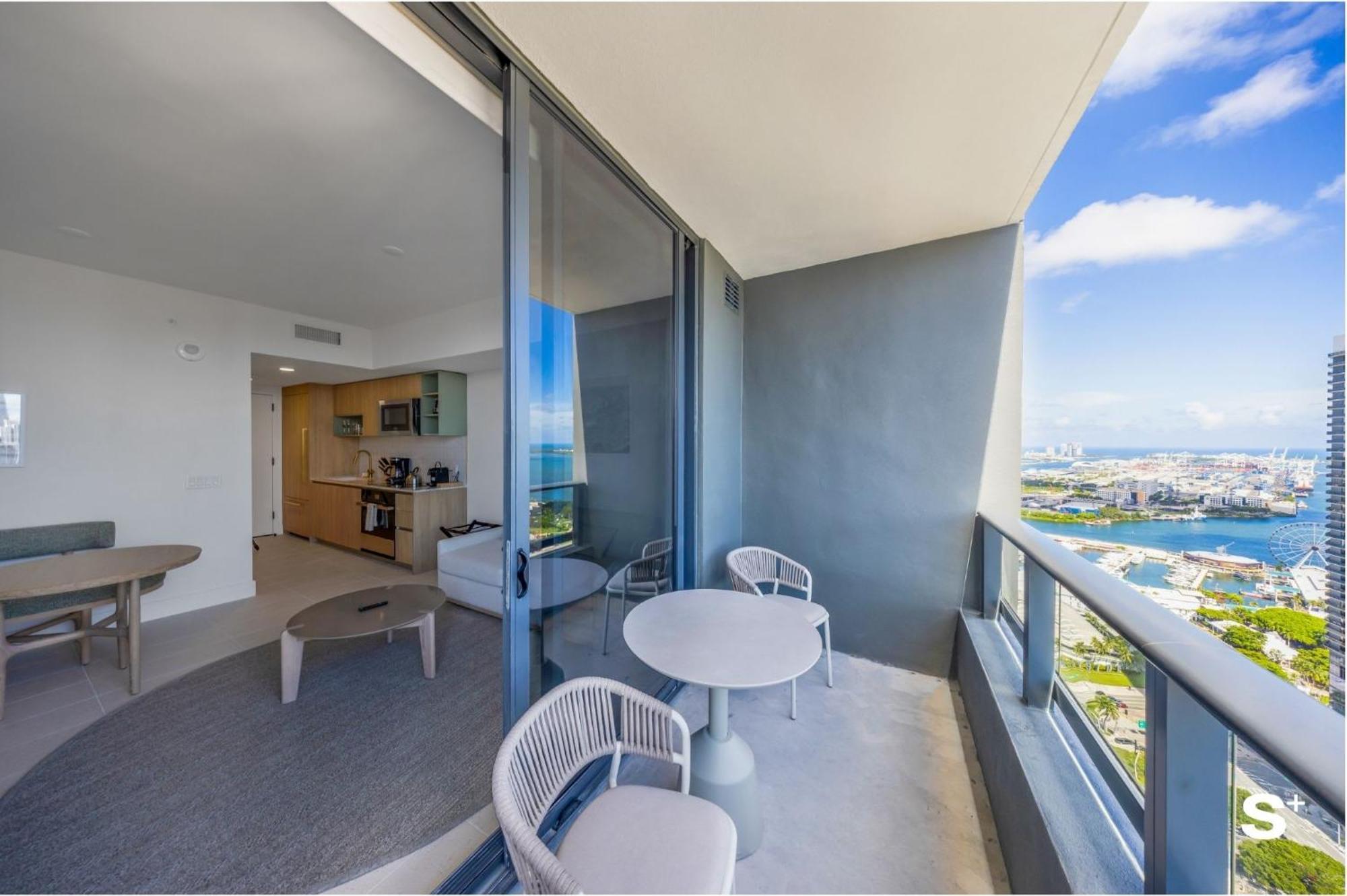 Downtown Haven Sleek 1-br With Skyline Vistas Apartment