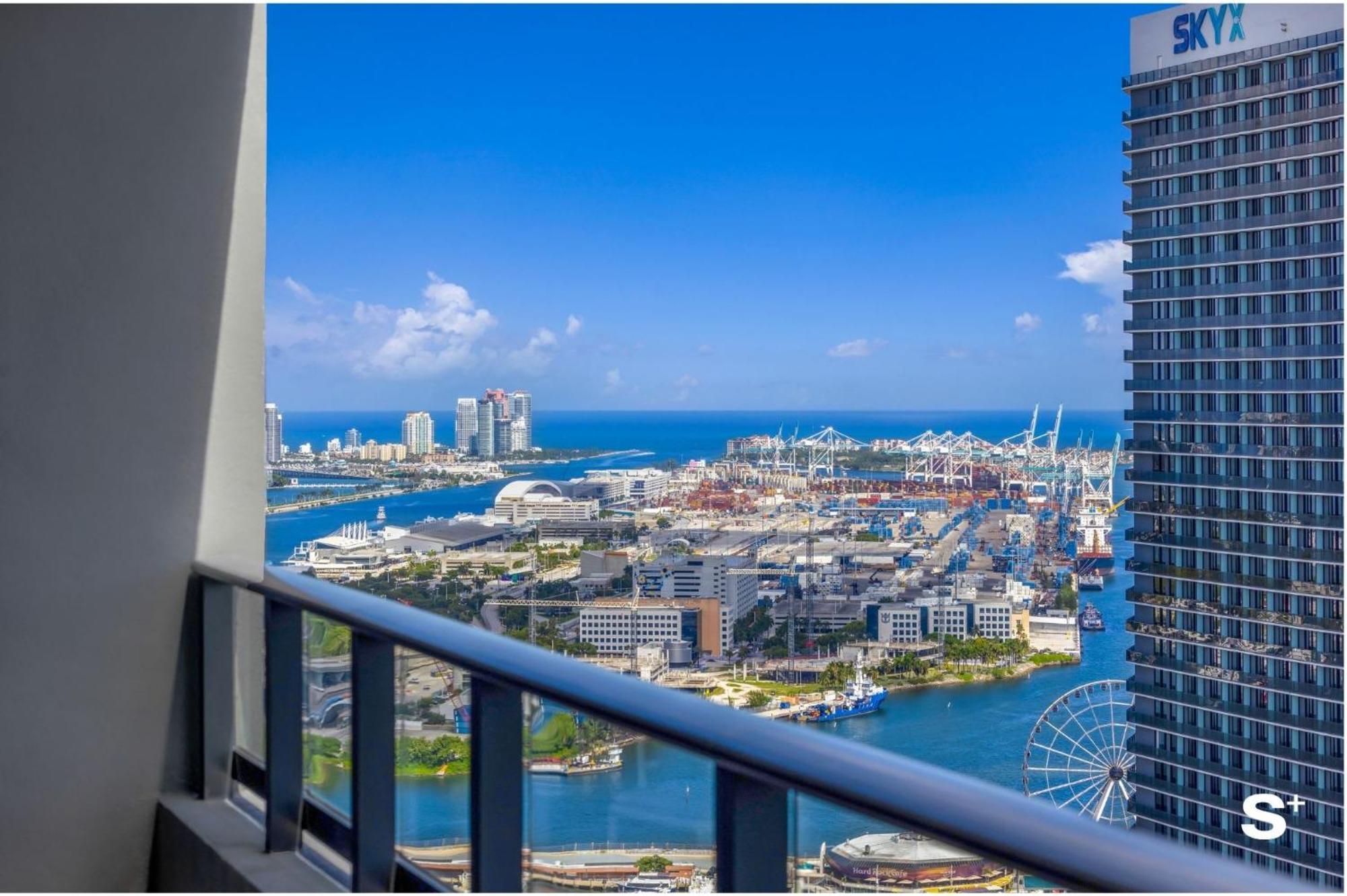 Apartment Downtown Haven Sleek 1-br With Skyline Vistas
