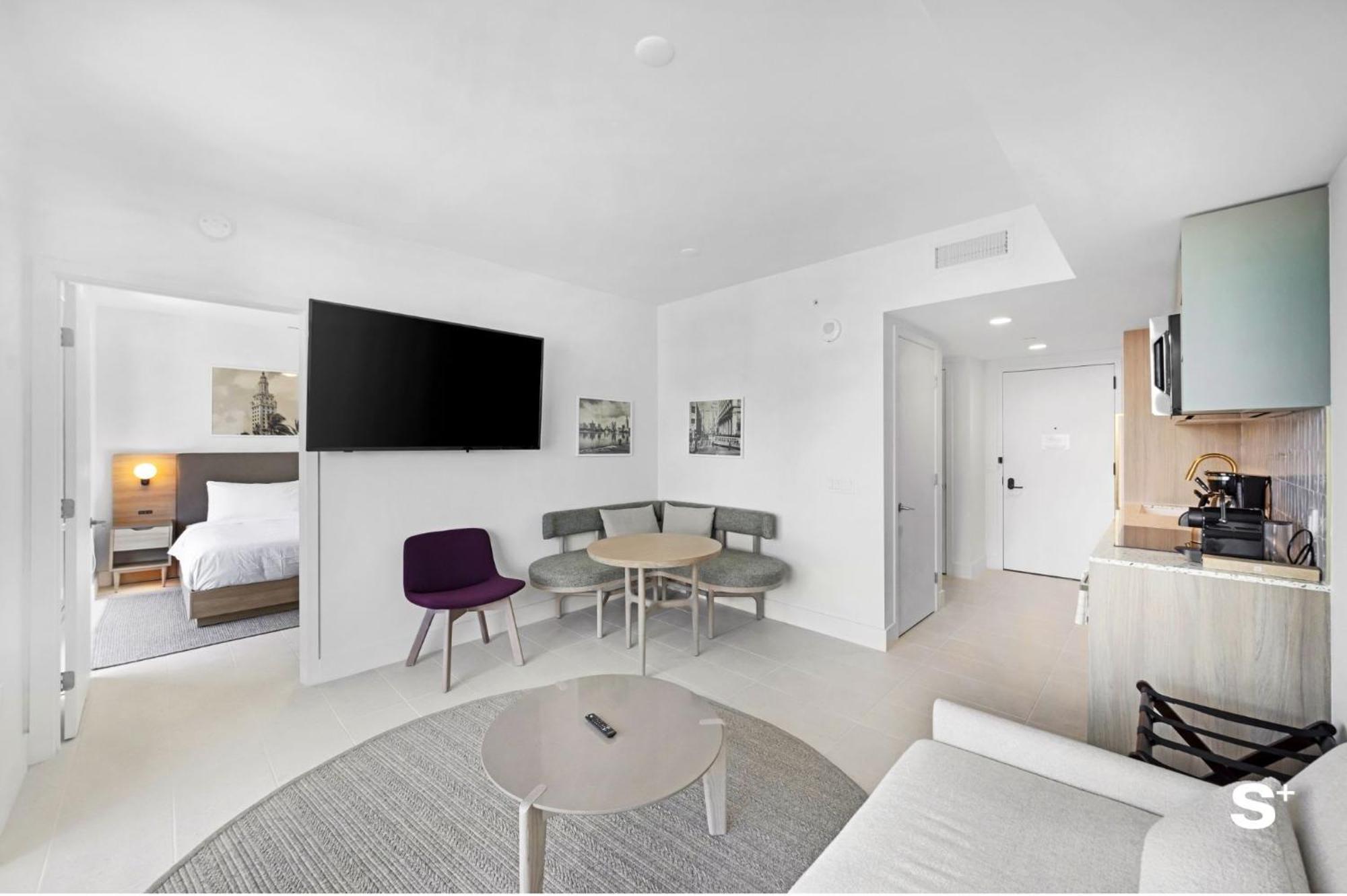 Downtown Haven Sleek 1-br With Skyline Vistas Apartment