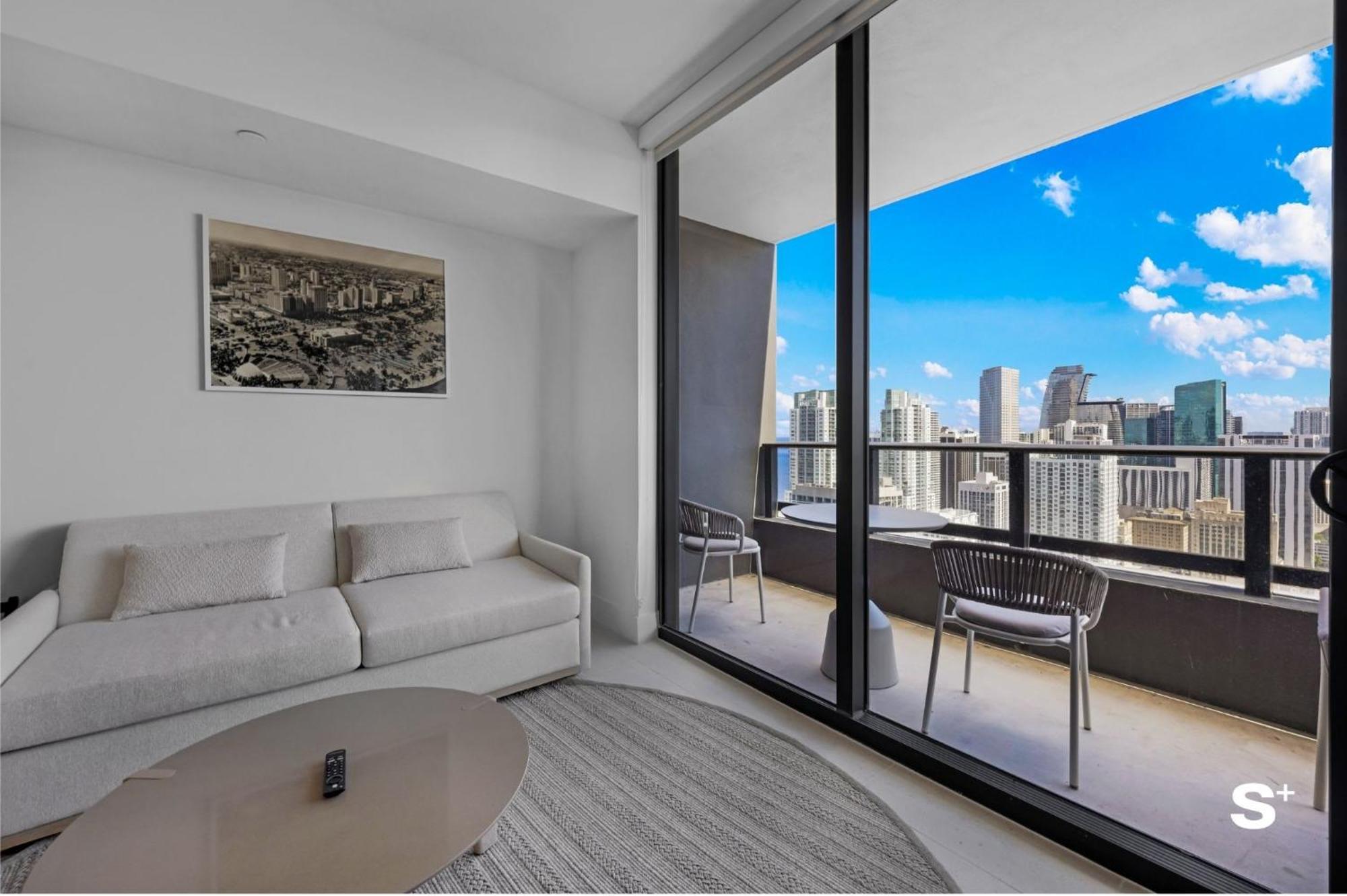 Apartment Downtown Haven Sleek 1-br With Skyline Vistas