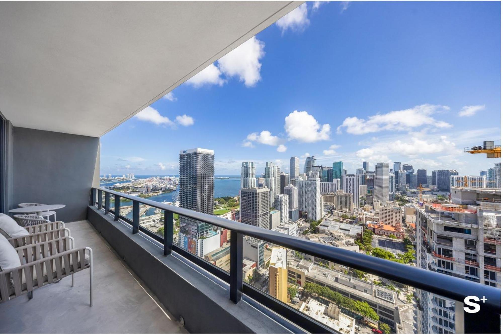 Downtown Haven Sleek 1-br With Skyline Vistas Apartment *