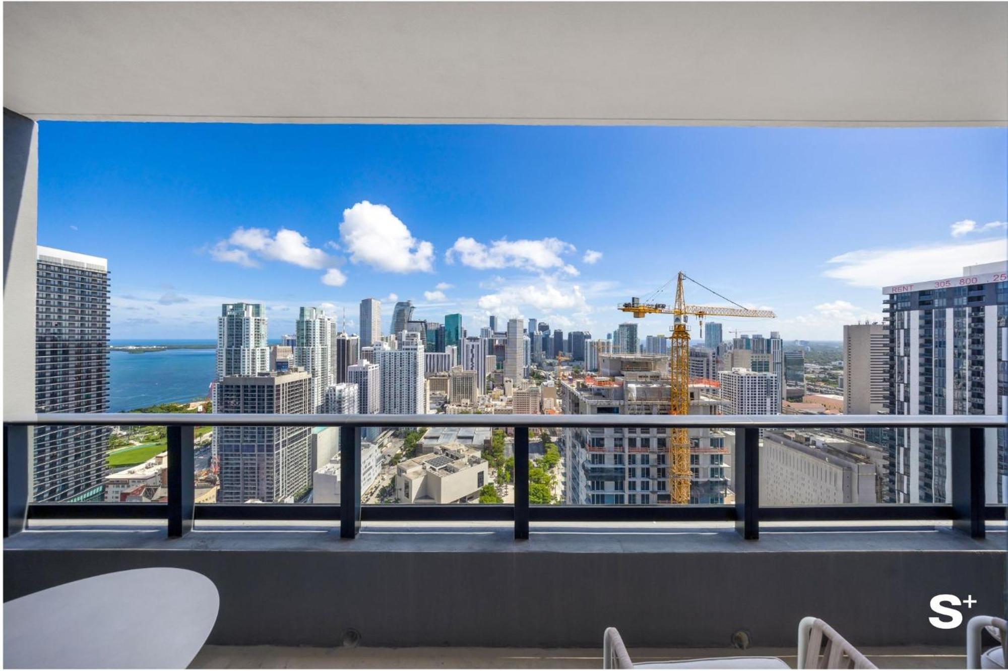 Downtown Haven Sleek 1-br With Skyline Vistas Apartment
