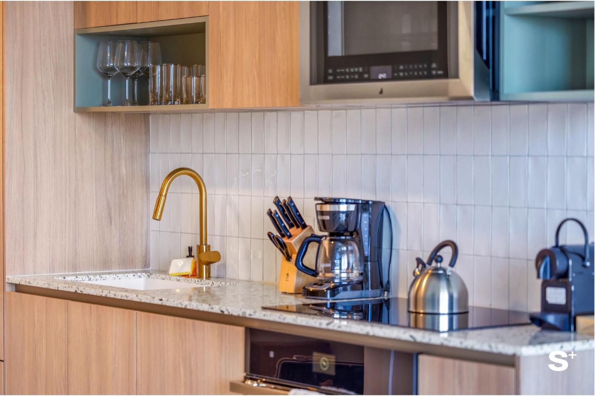 Apartment Downtown Haven Sleek 1-br With Skyline Vistas