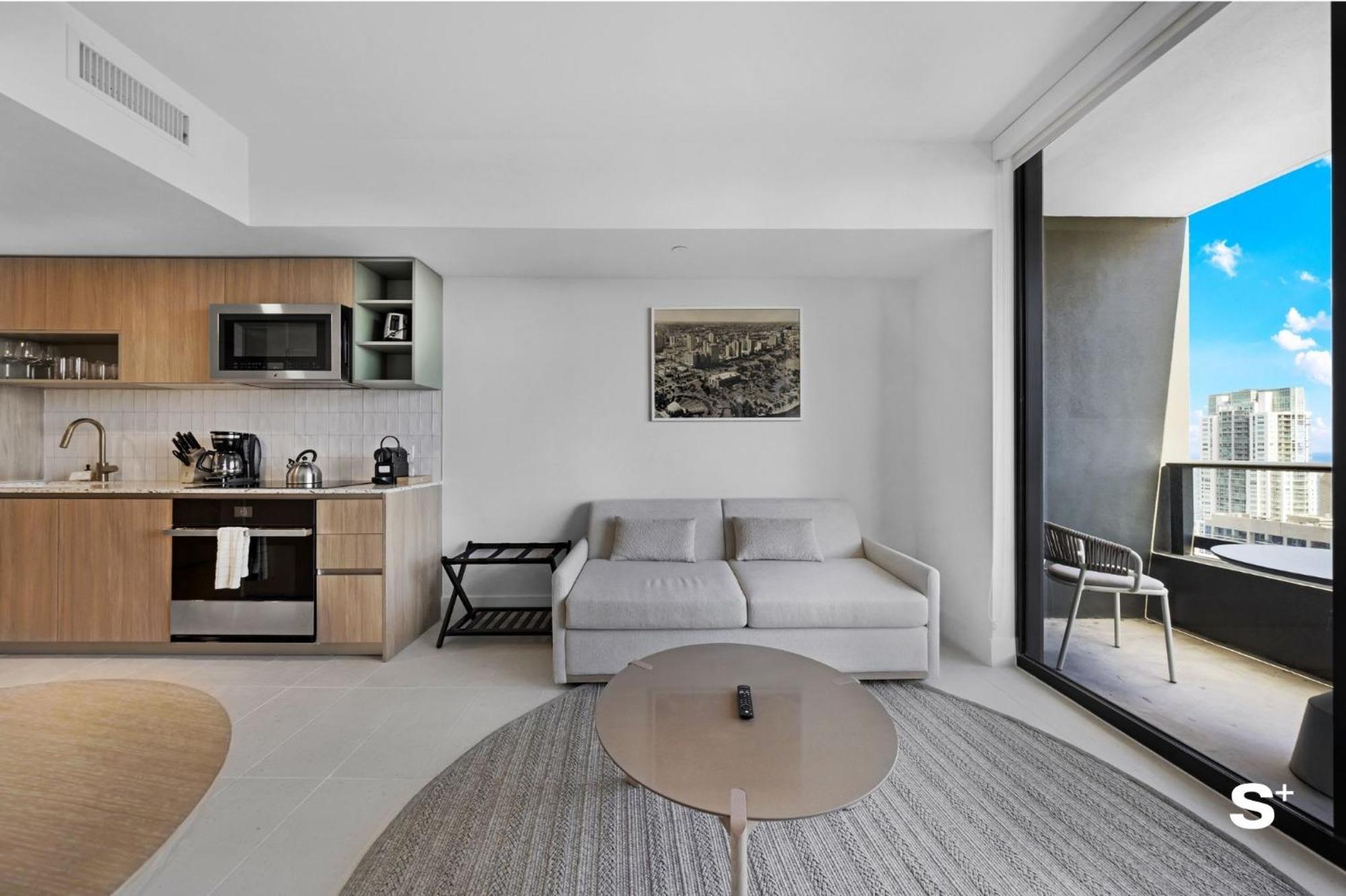 Downtown Haven Sleek 1-br With Skyline Vistas Apartment *