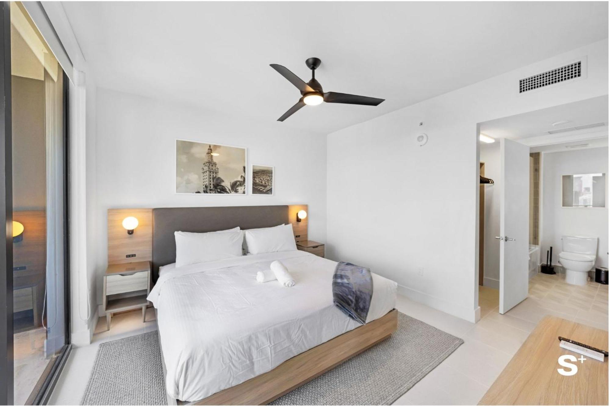 Downtown Haven Sleek 1-br With Skyline Vistas Apartment Miami