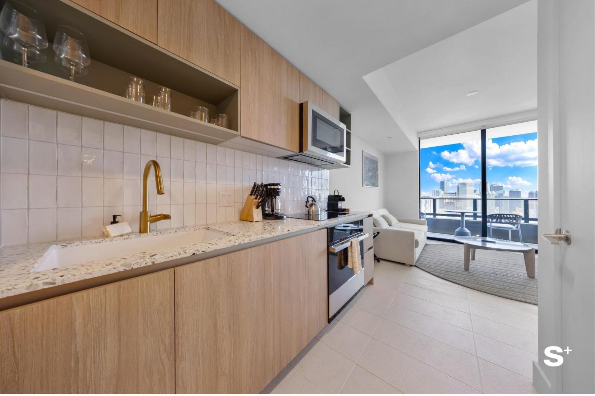 Downtown Haven Sleek 1-br With Skyline Vistas