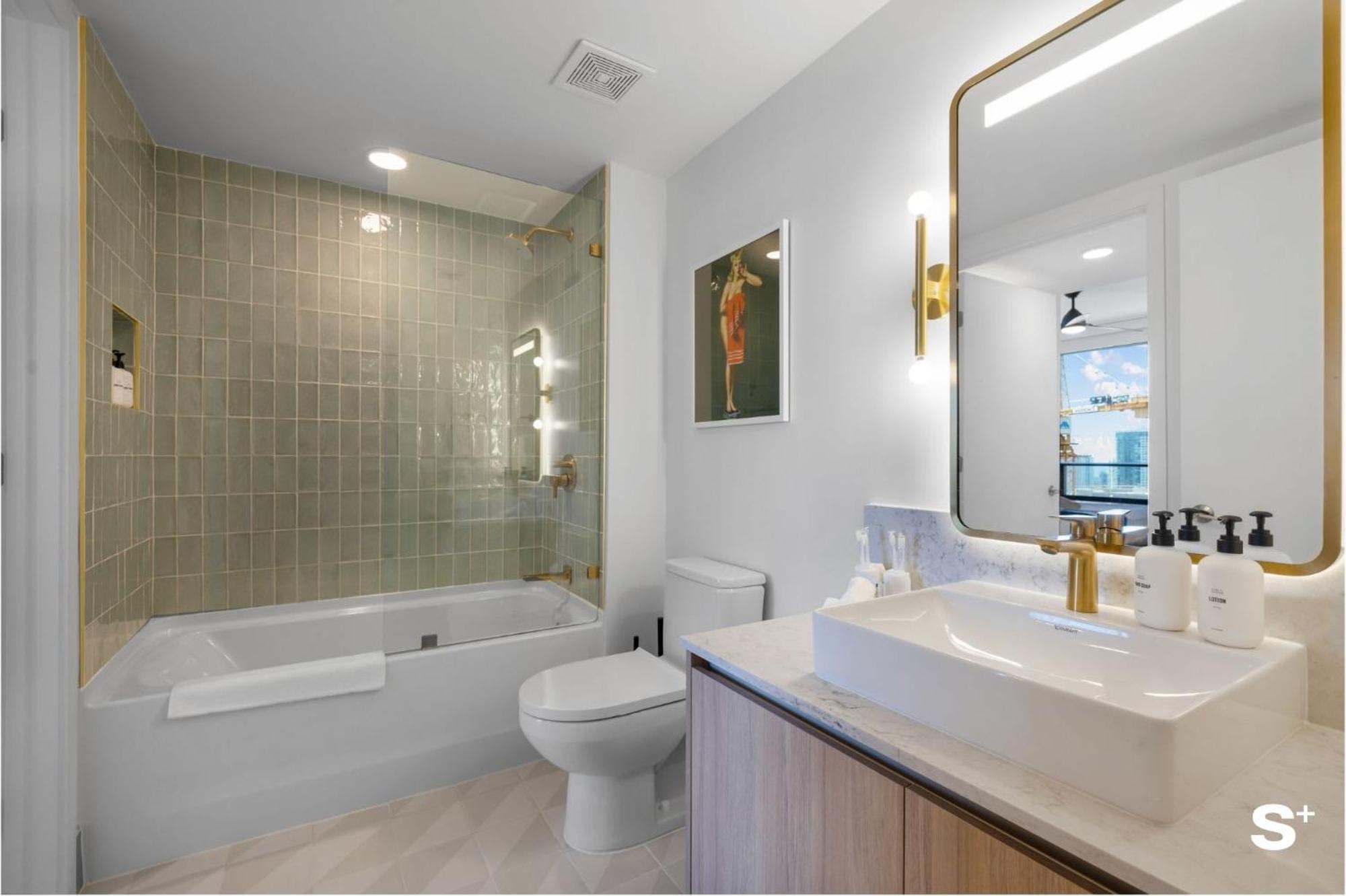 Apartment Downtown Haven Sleek 1-br With Skyline Vistas Miami