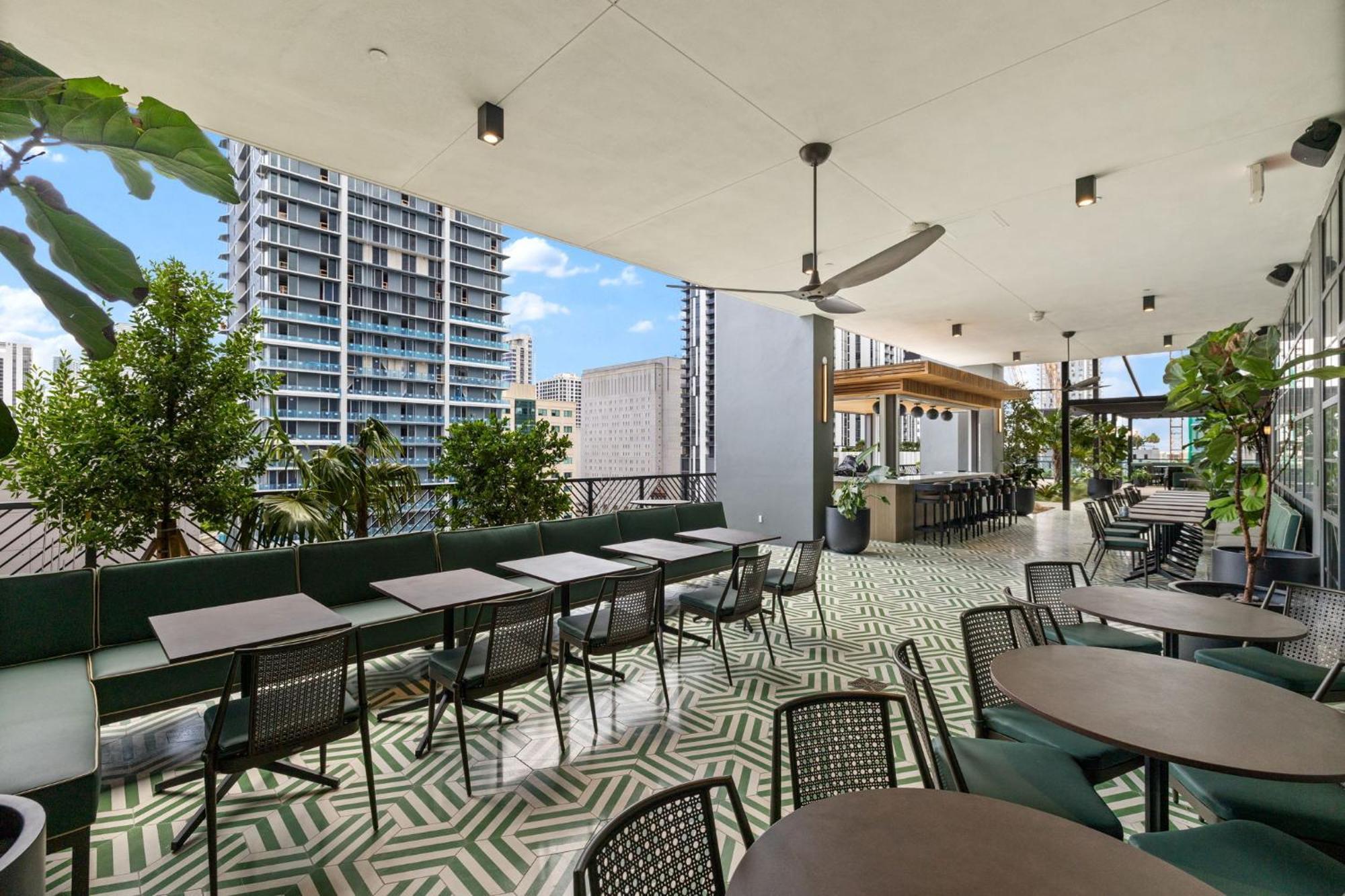 On 44th Floor! W The Views & Free Parking Apartment *