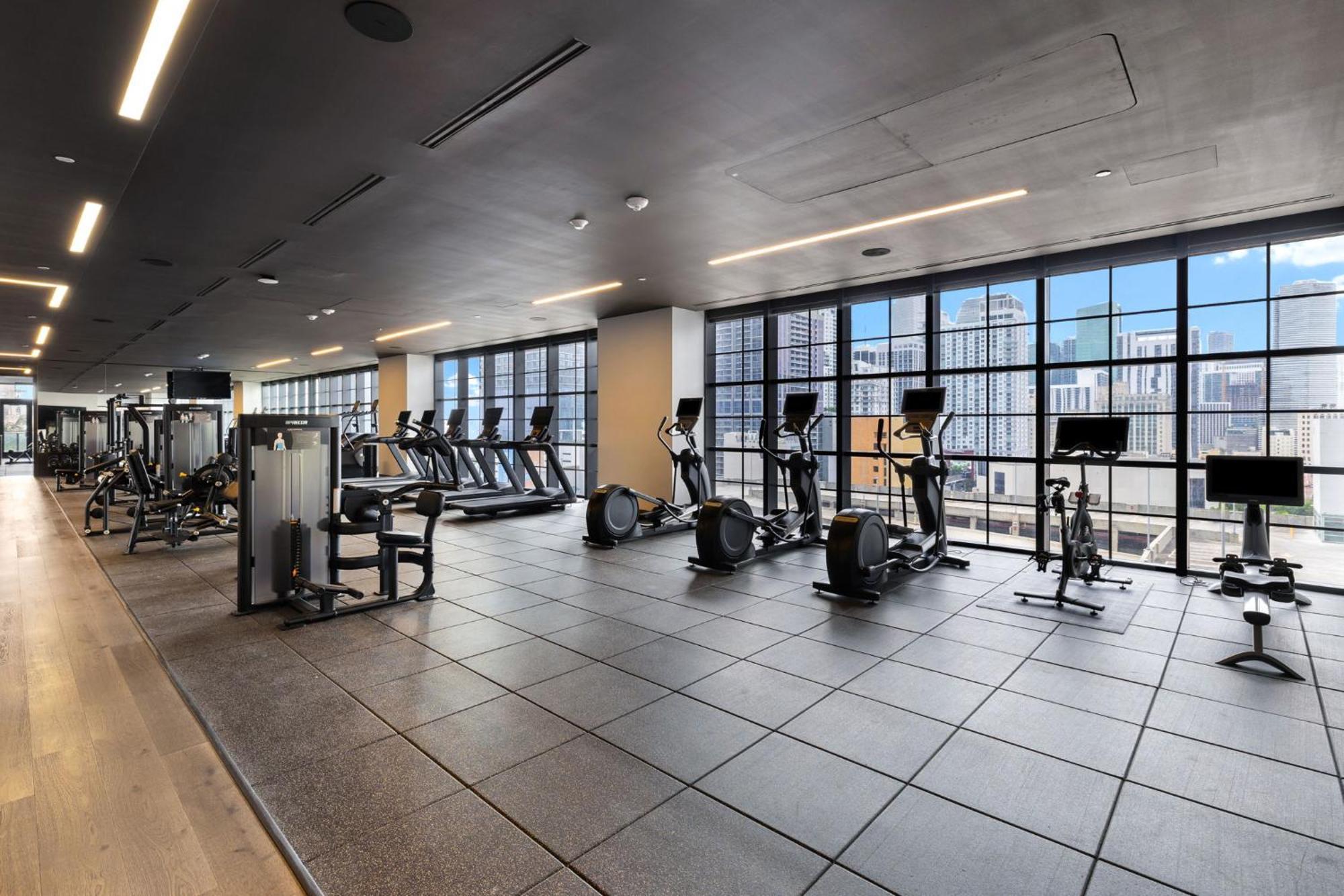 Apartment On 44th Floor! W The Views & Free Parking *