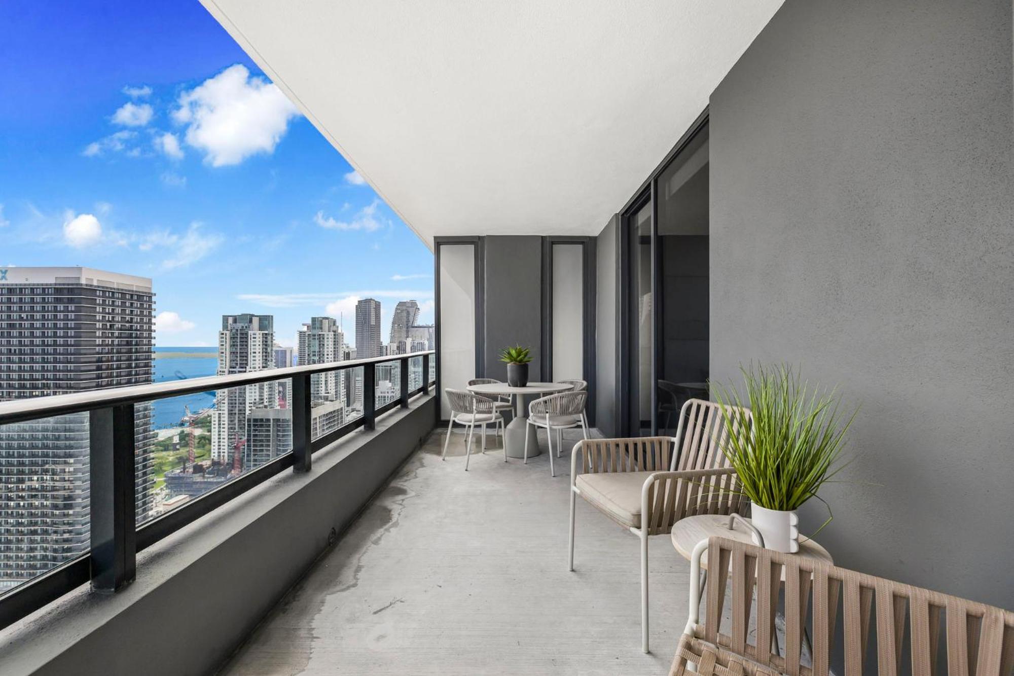 On 44th Floor! W The Views & Free Parking Apartment Miami