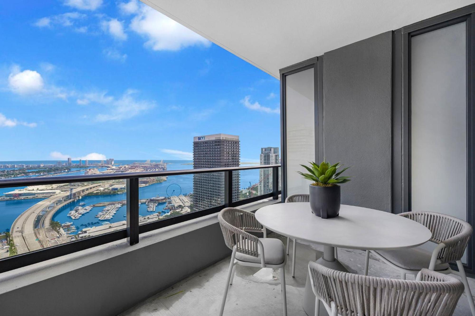 Apartment On 44th Floor! W The Views & Free Parking *