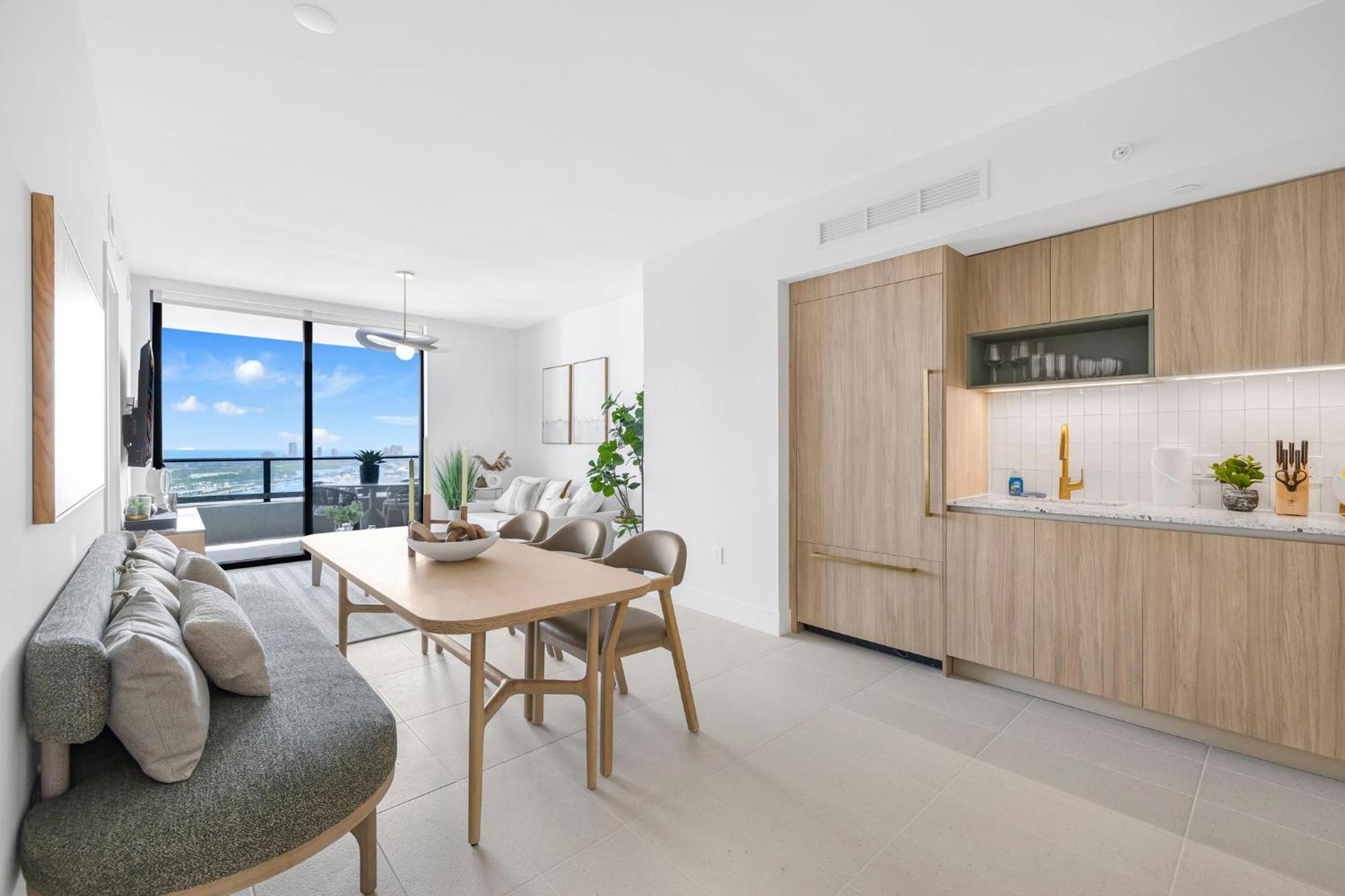 On 44th Floor! W The Views & Free Parking Apartment