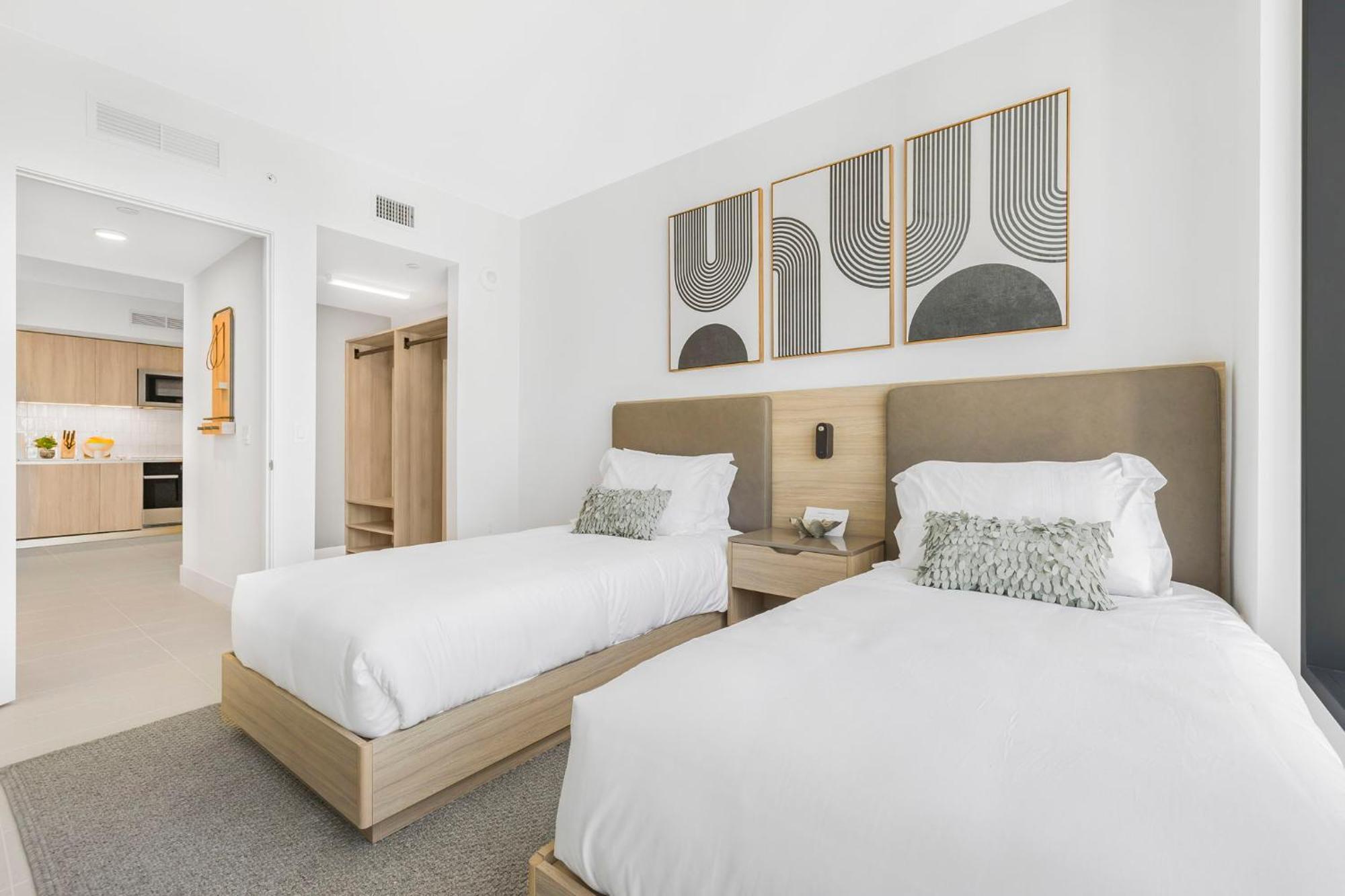On 44th Floor! W The Views & Free Parking Apartment *