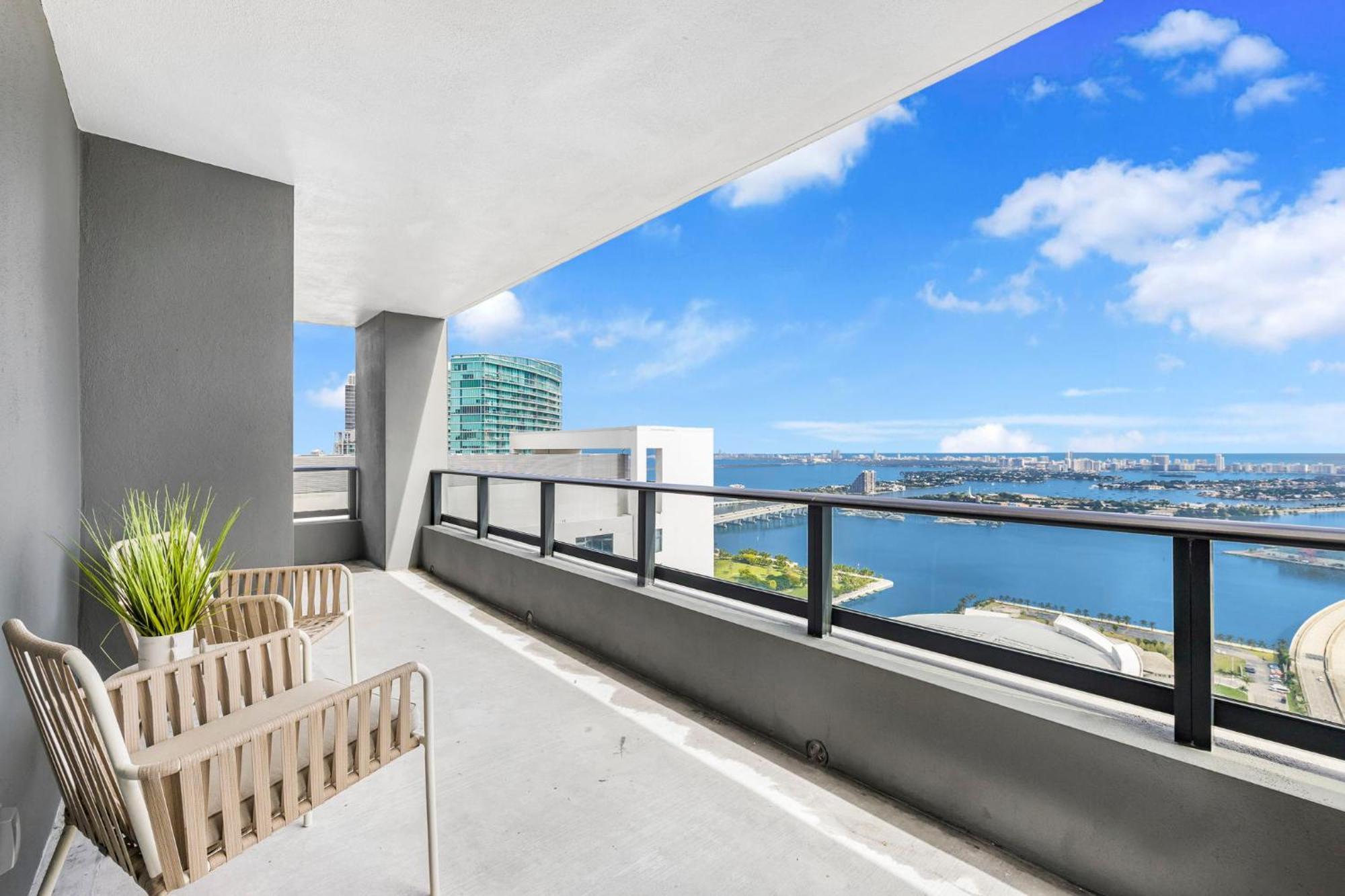 Apartment On 44th Floor! W The Views & Free Parking