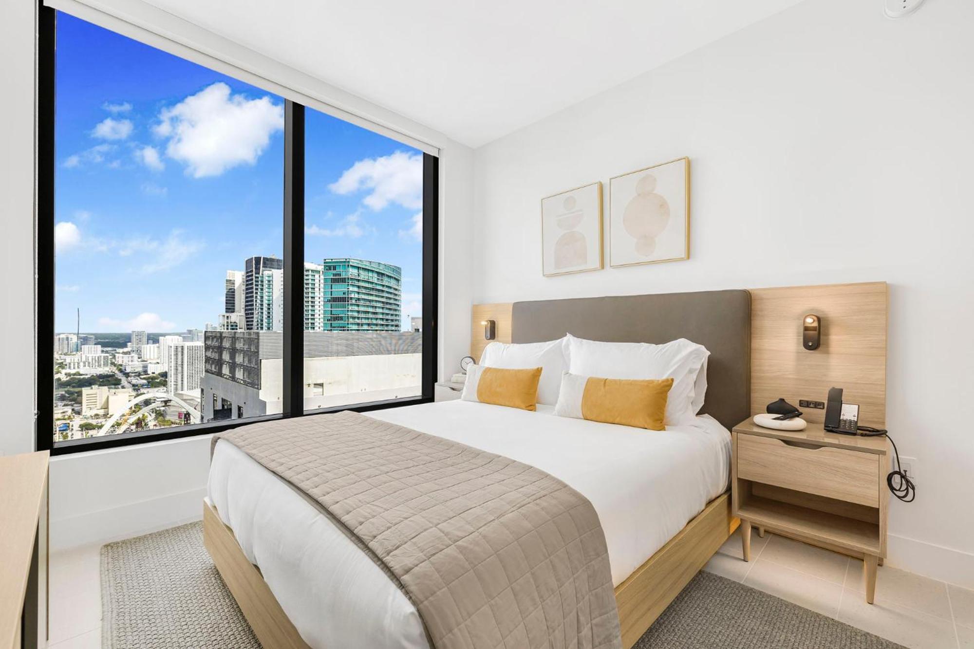 On 44th Floor! W The Views & Free Parking Apartment *