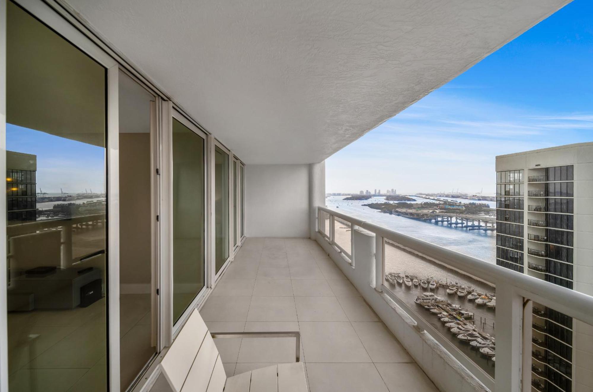 4 Bedroom With Stunning Balcony View Apartment Miami
