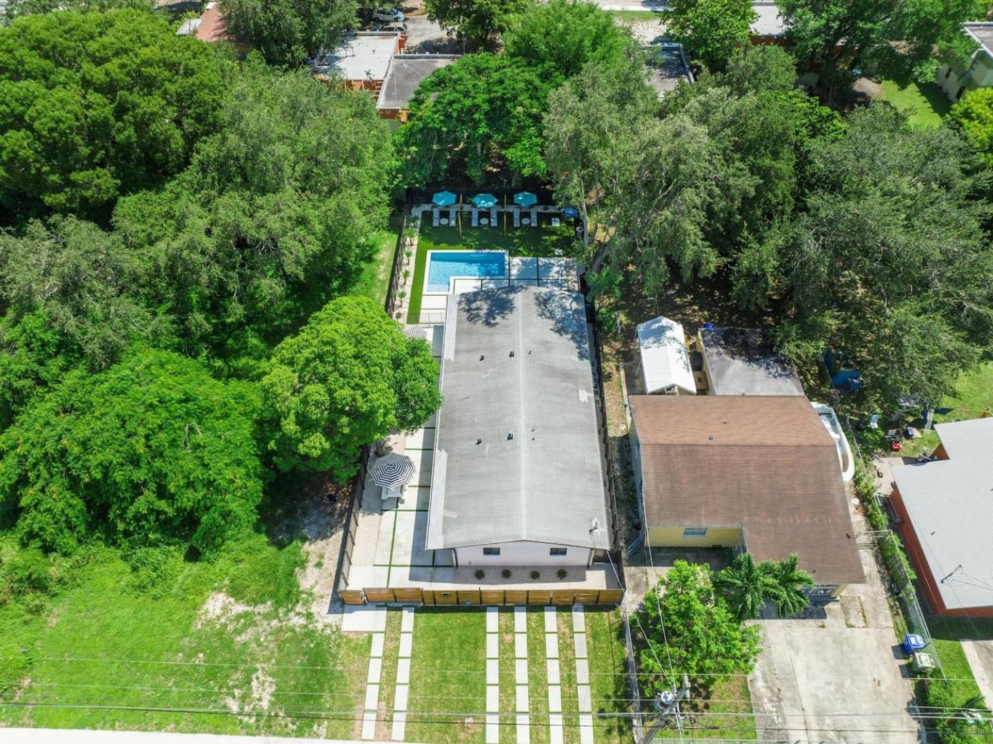 Getaway Luxe Pool Garden & Courtyard Apartment *