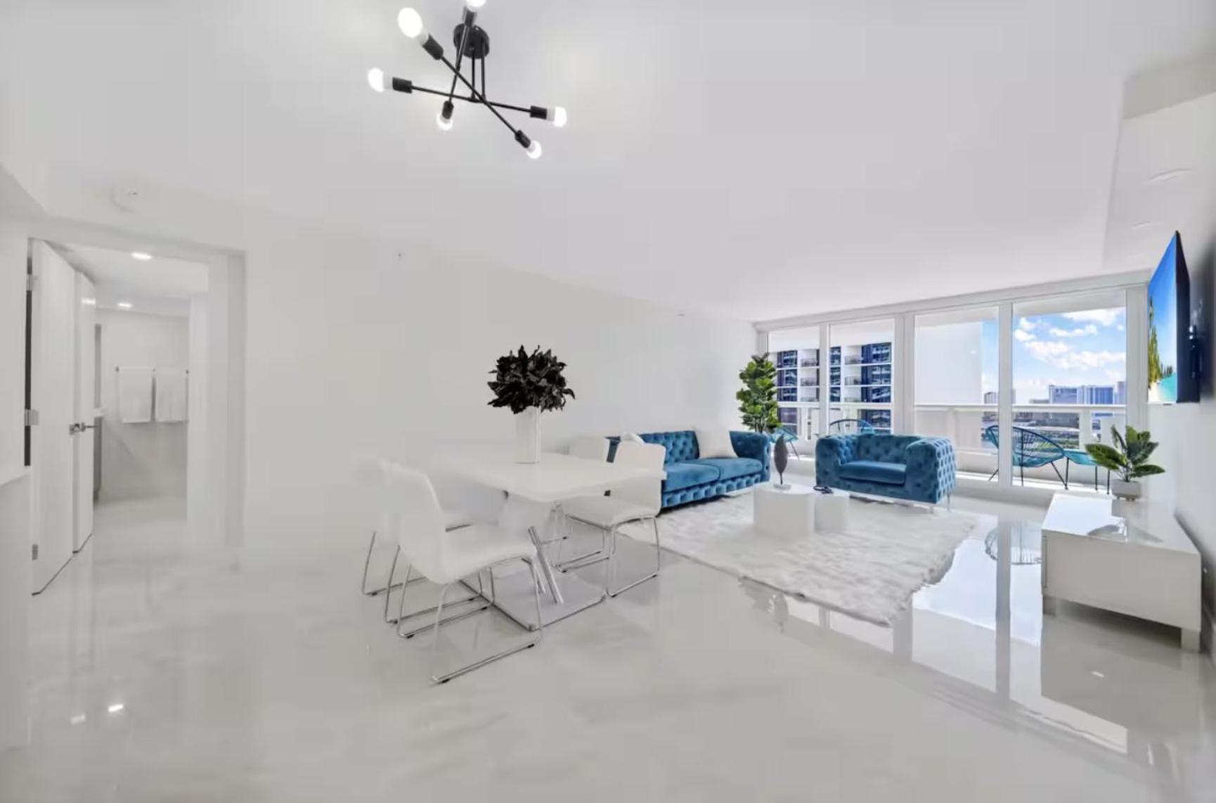 Apartment 4 Bedroom With Stunning Balcony View *
