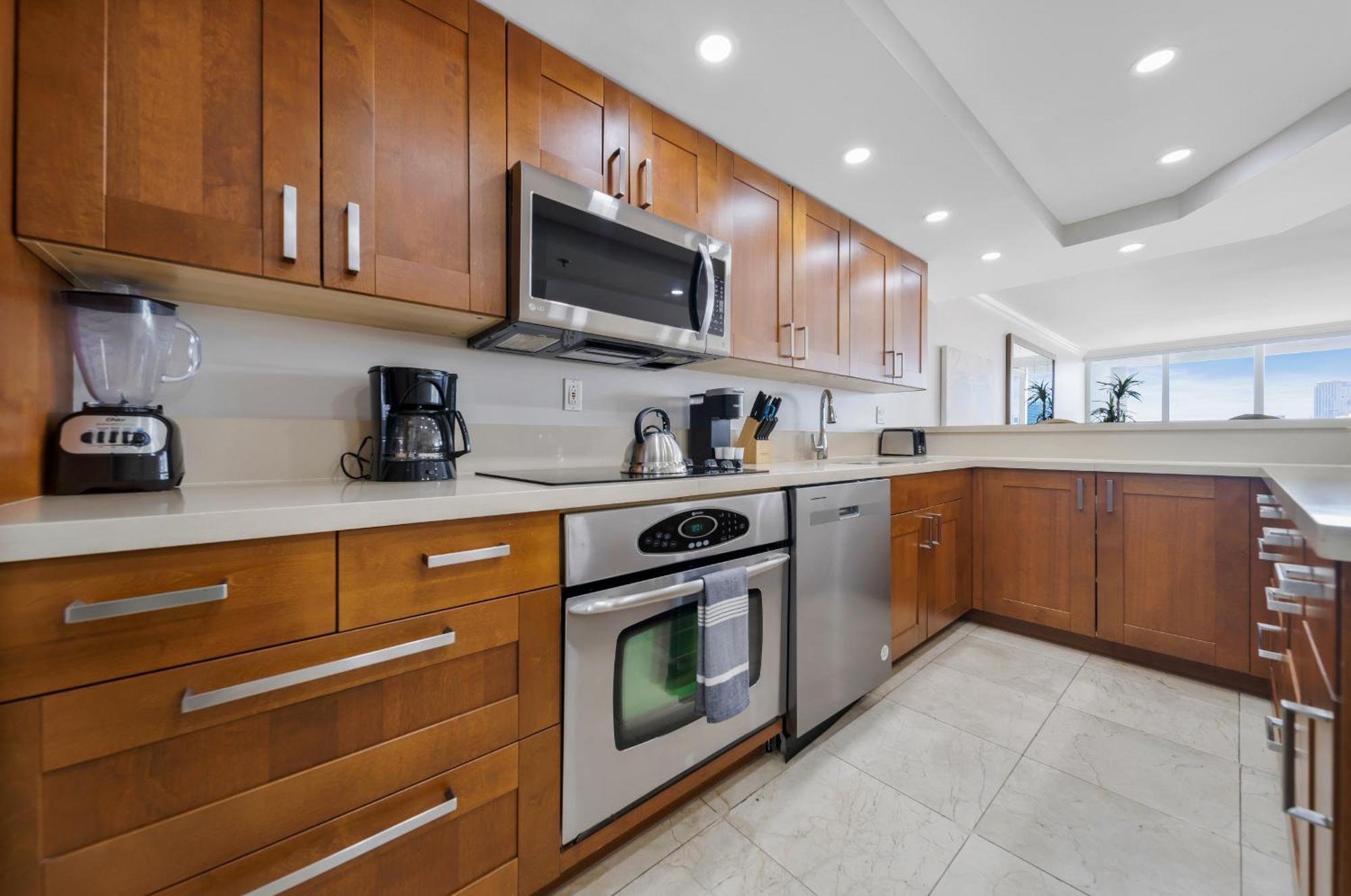 Apartment 4 Bedroom With Stunning Balcony View