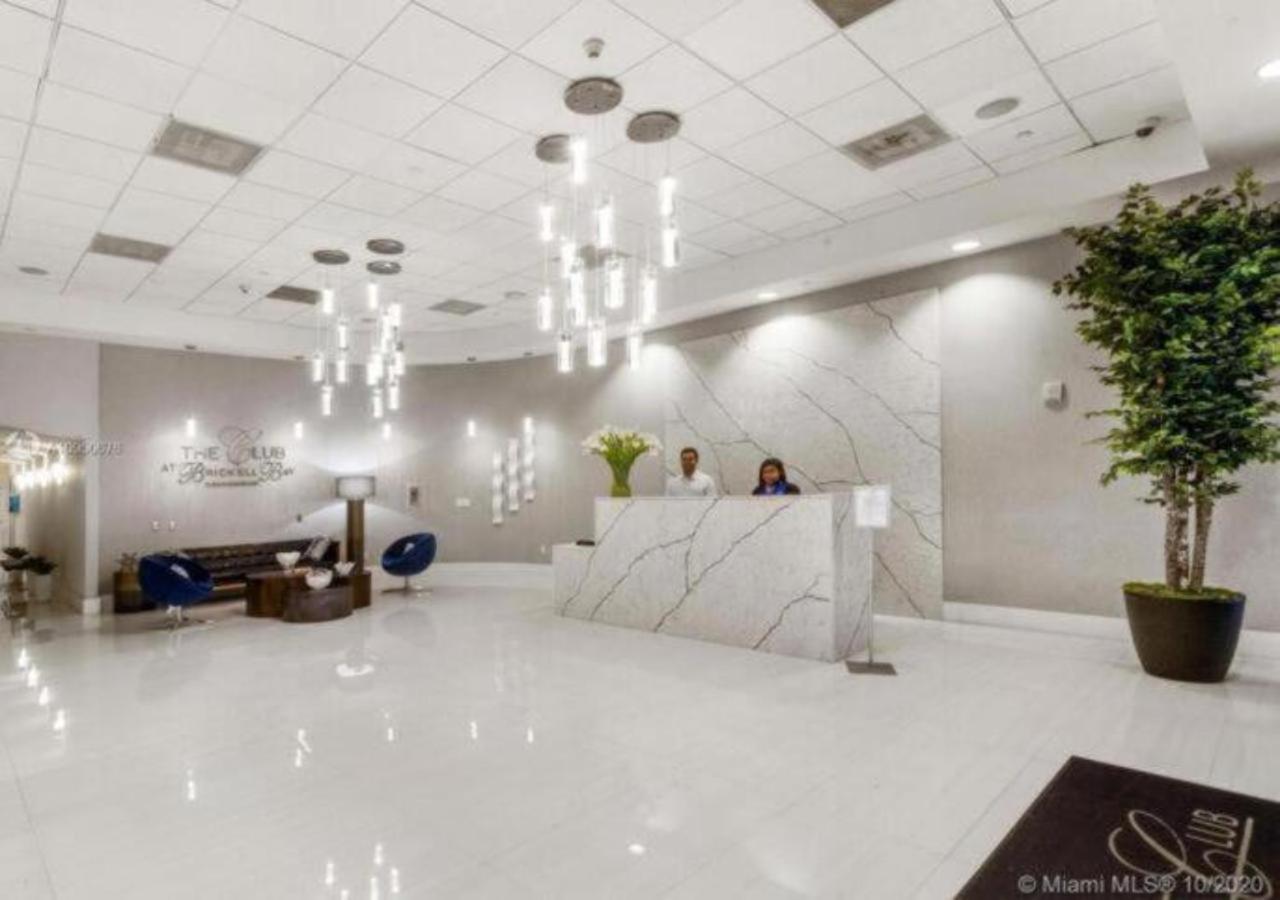 Apartment 36th Floor Brickell Bay View 1br 2 Queens And Sofa Bed