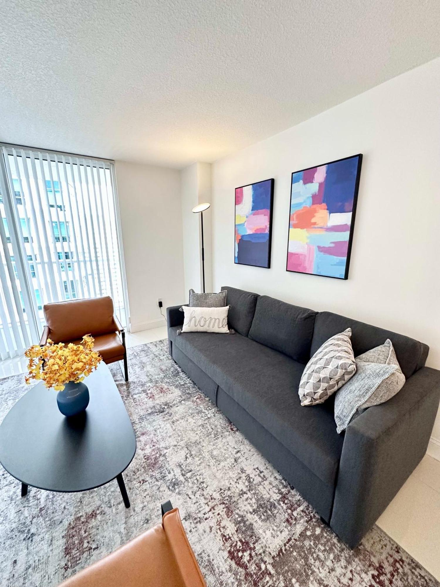 36th Floor Brickell Bay View 1br 2 Queens And Sofa Bed Apartment *