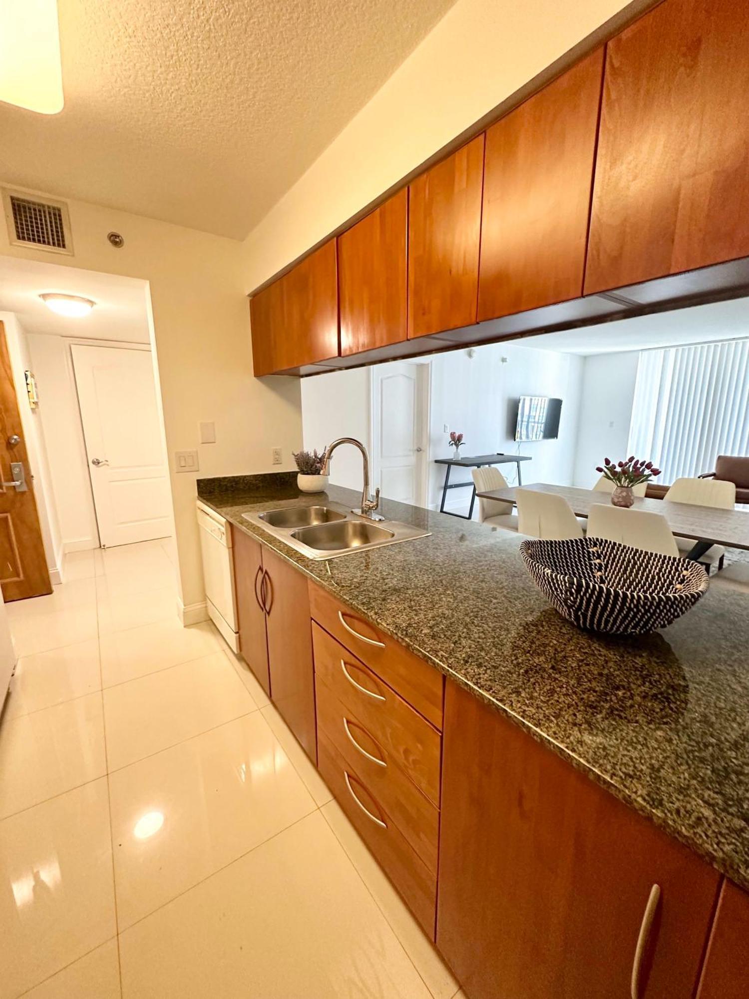 Apartment 36th Floor Brickell Bay View 1br 2 Queens And Sofa Bed