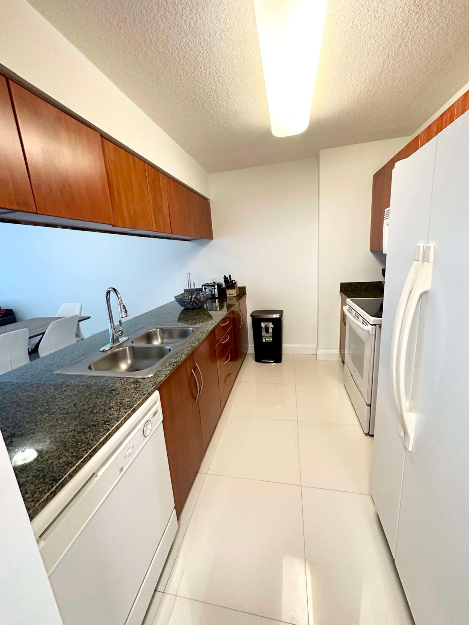 36th Floor Brickell Bay View 1br 2 Queens And Sofa Bed *