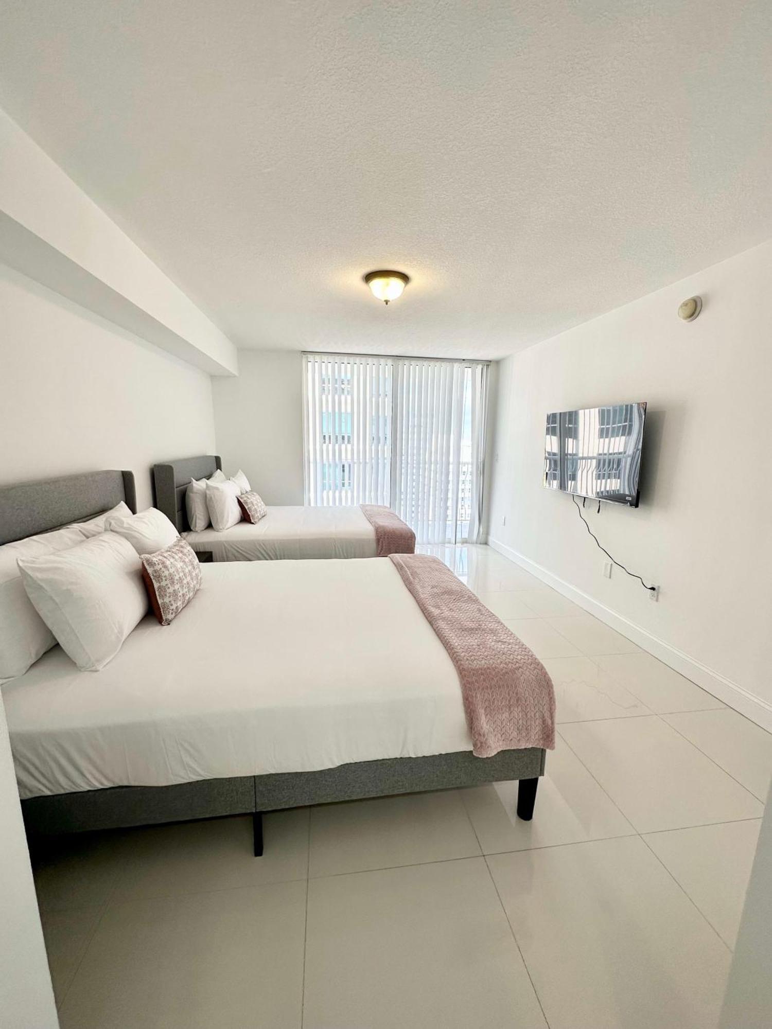 Apartment 36th Floor Brickell Bay View 1br 2 Queens And Sofa Bed *