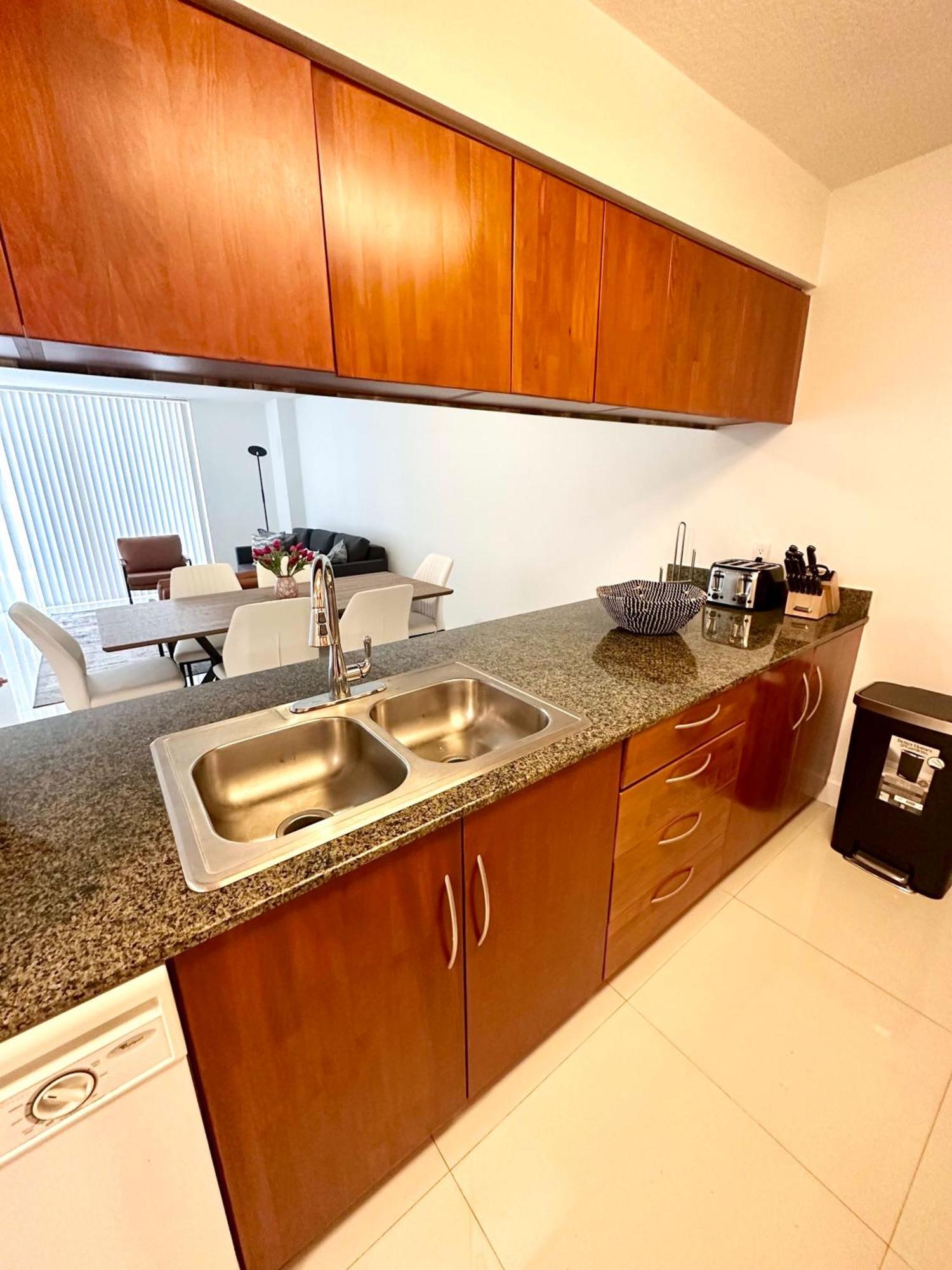 36th Floor Brickell Bay View 1br 2 Queens And Sofa Bed Apartment