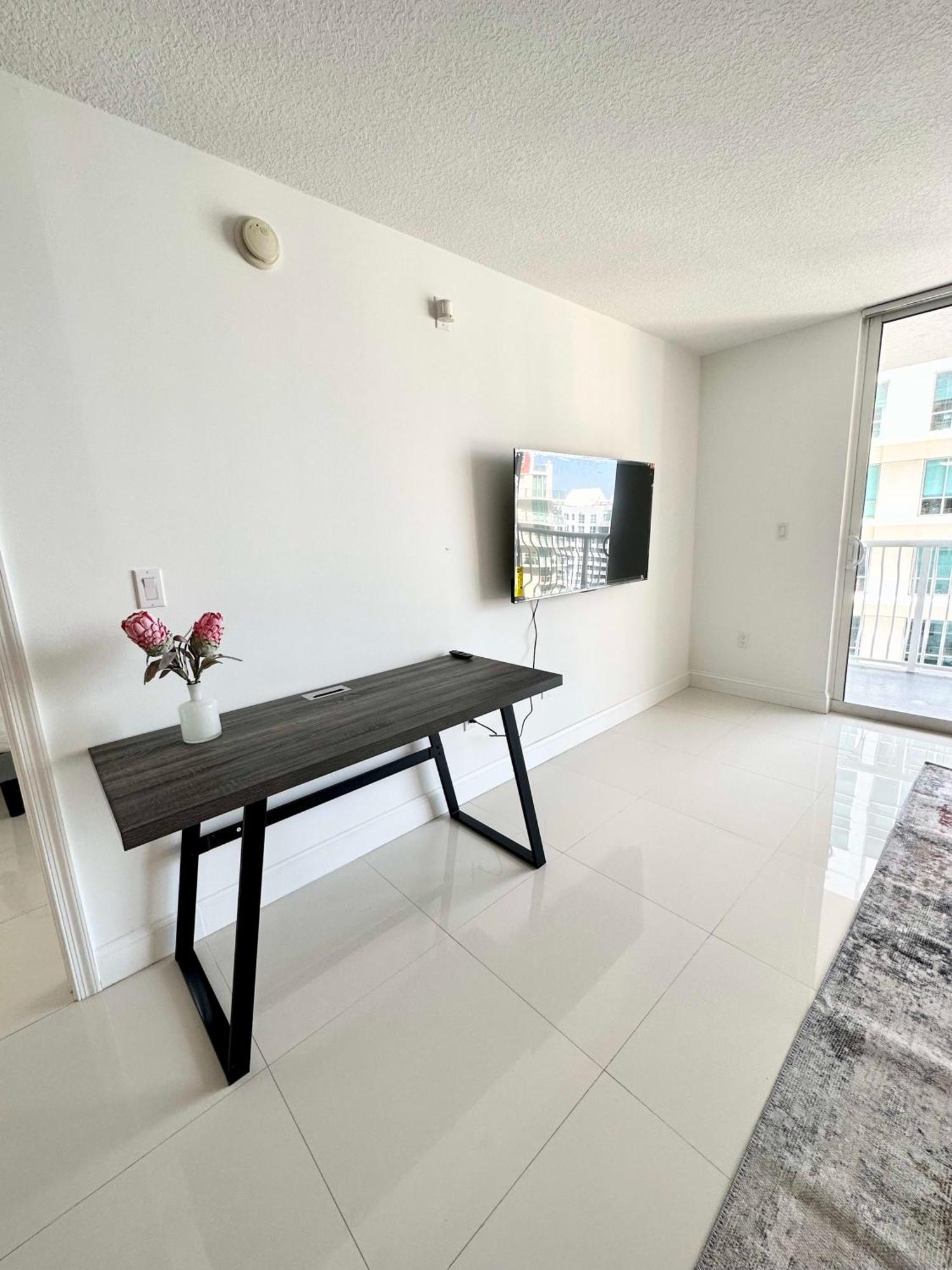 36th Floor Brickell Bay View 1br 2 Queens And Sofa Bed Miami