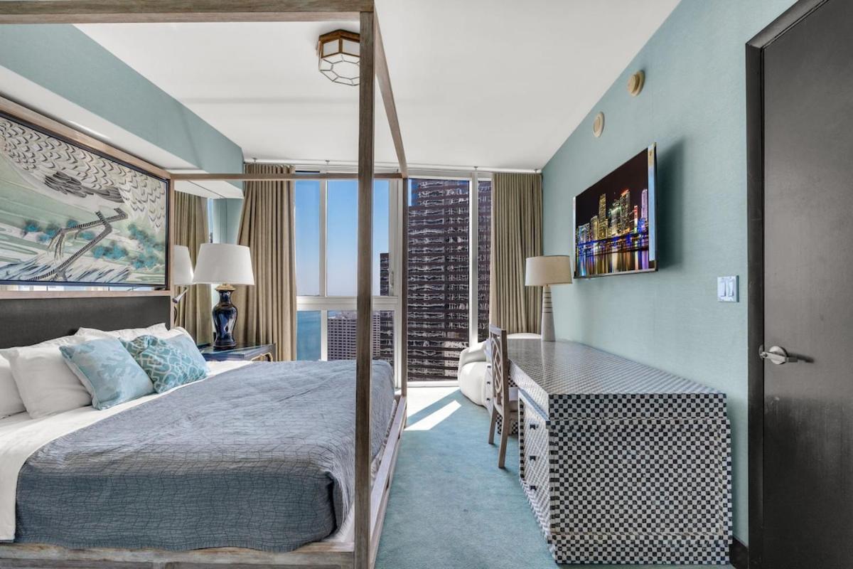 Stunning At Icon With Bay Views-pool-gym-spa Apartment
