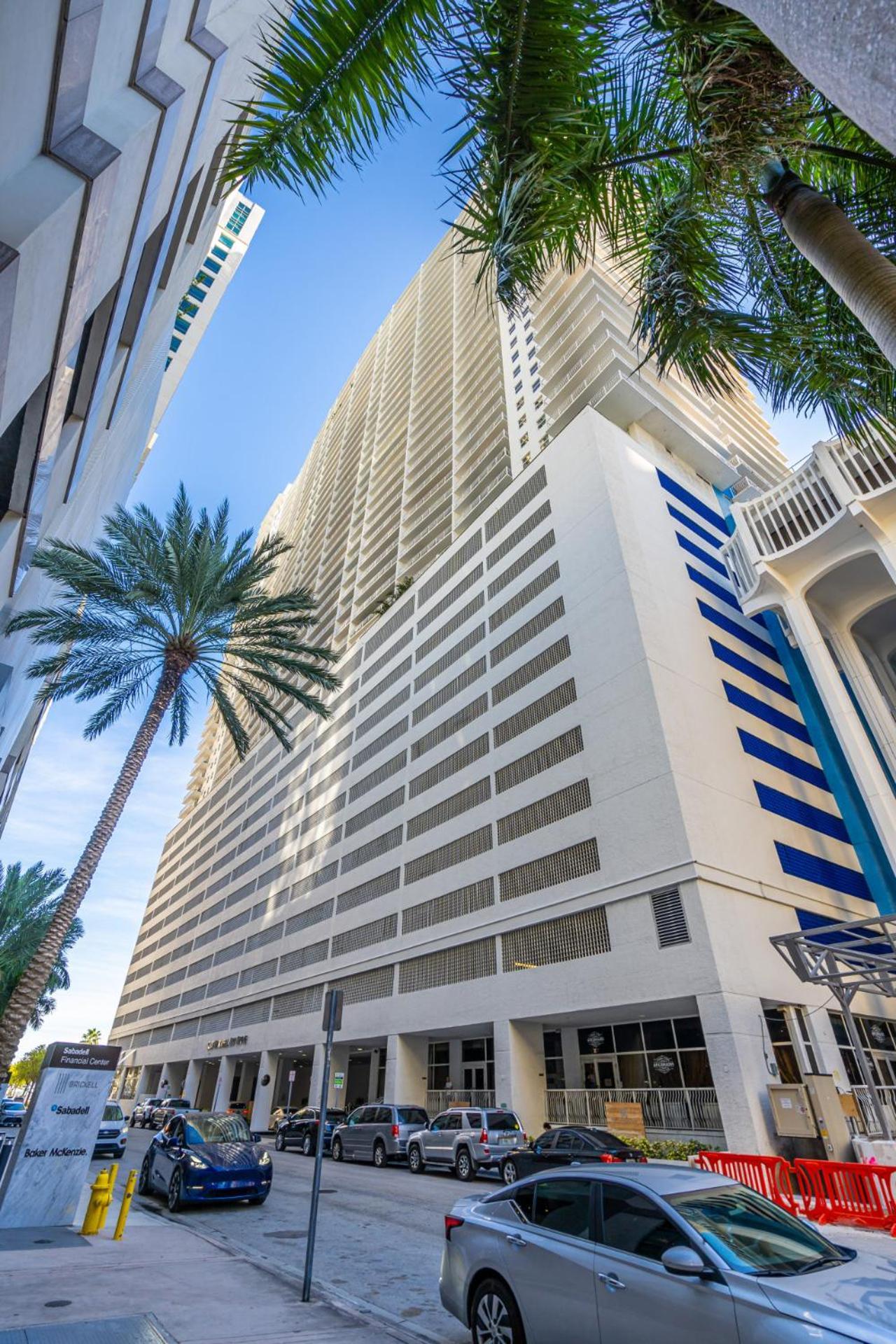 Apartment Perfectly Located 3br With Stunning Views *