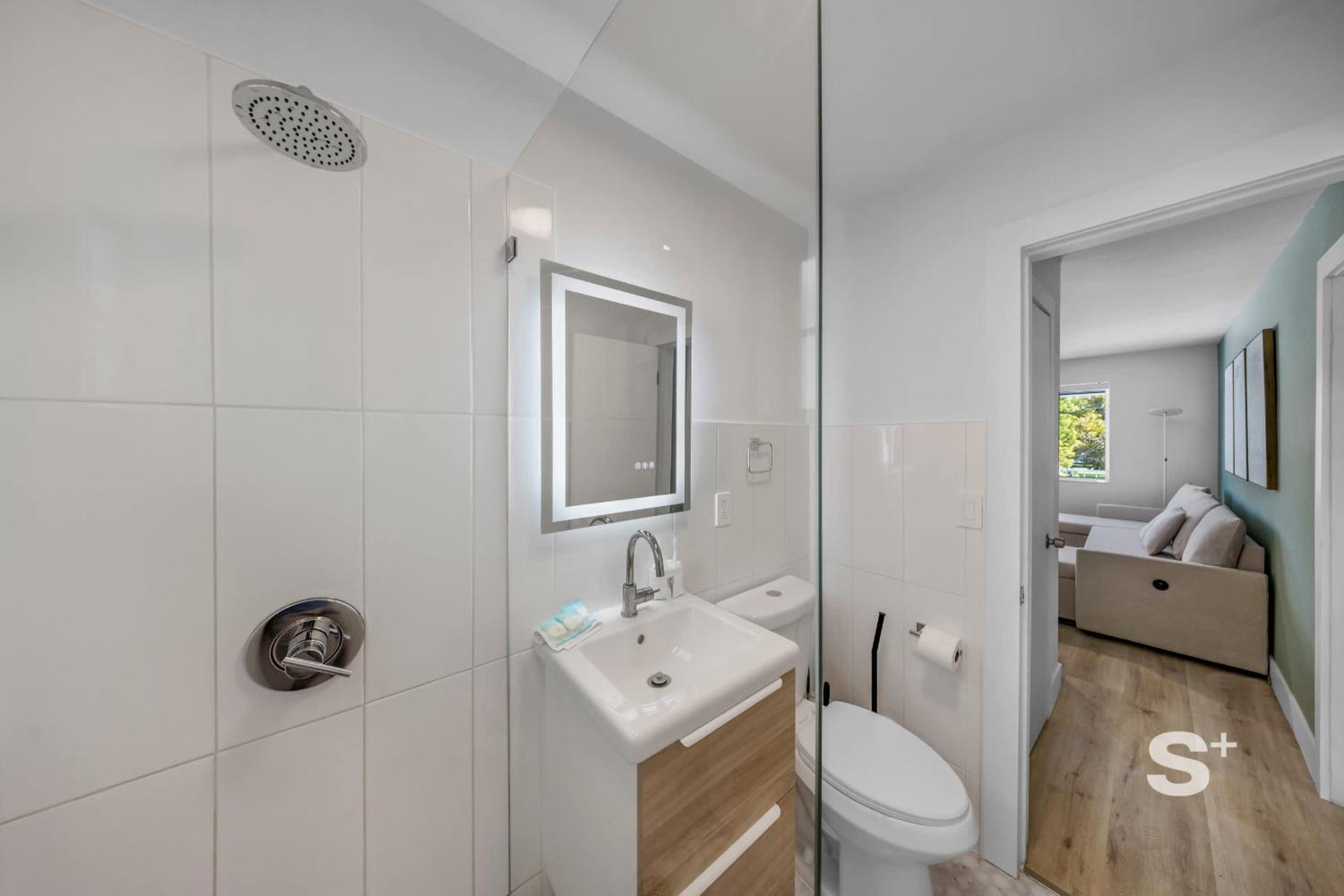 Modern 1-br With Sleek Style