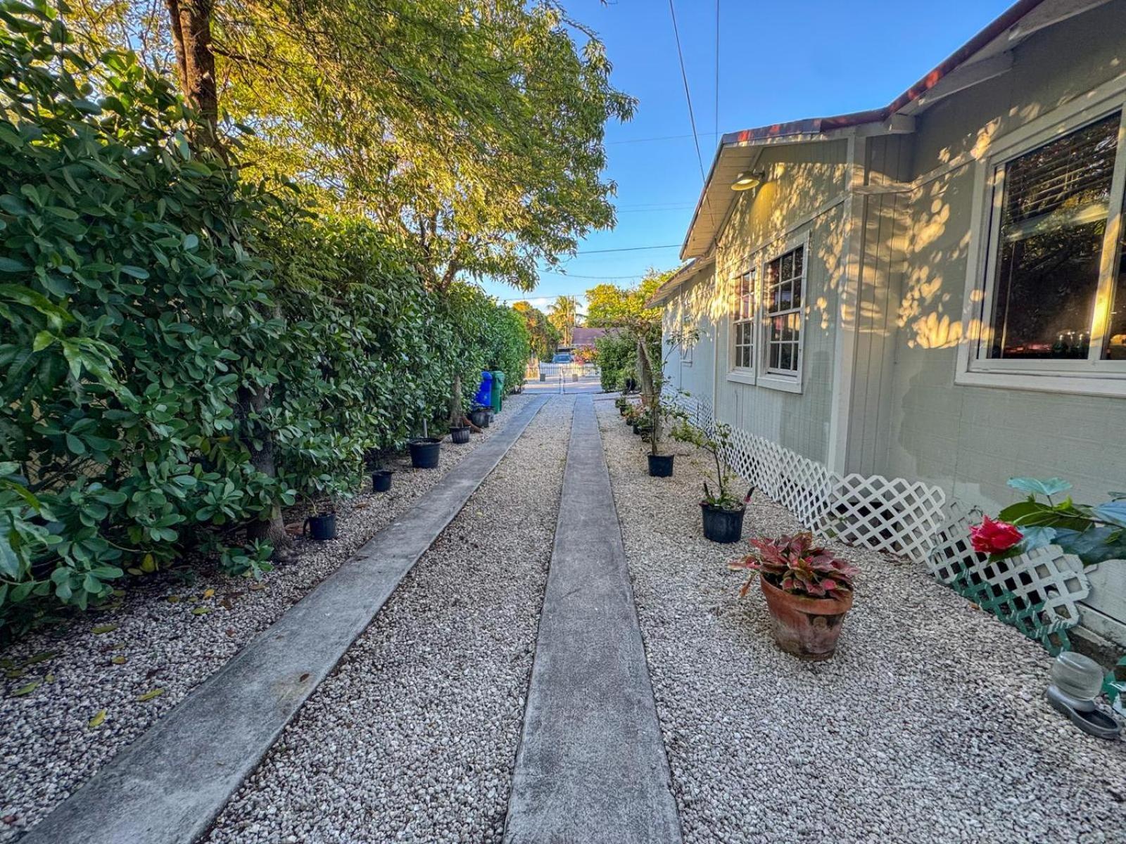 Deluxe In Location In A 2 Bedrooms Unit - Parking, Laundry And Luggage Storage *