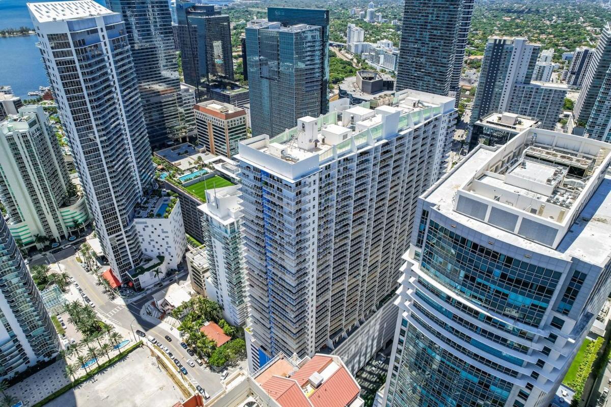 Stylish 2br With Skyline Views, Free Parking, Sleeps 8 Apartment *