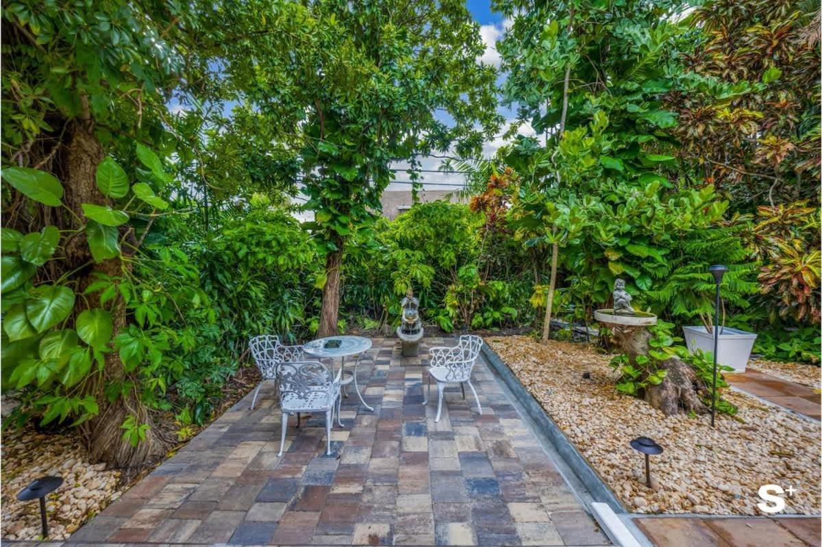 Spacious With Garden Apartment