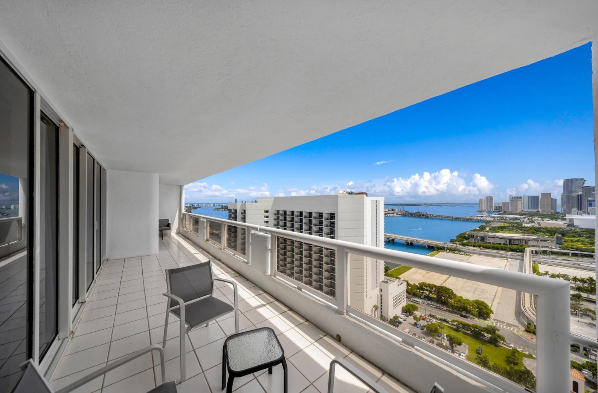 4 Bedroom With Stunning Balcony View Apartment Miami