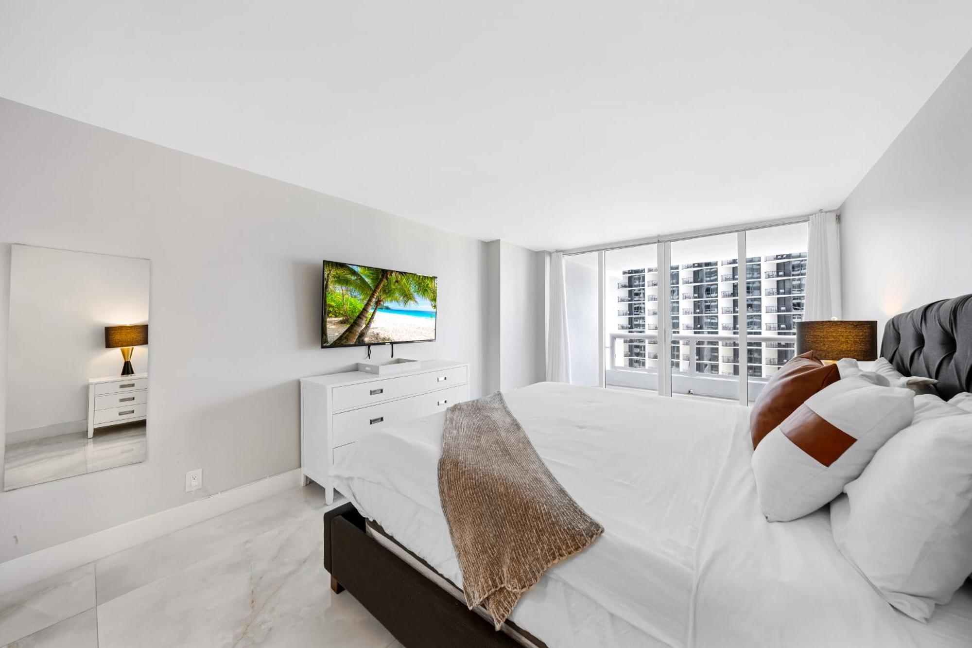 4 Bedroom With Stunning Balcony View *