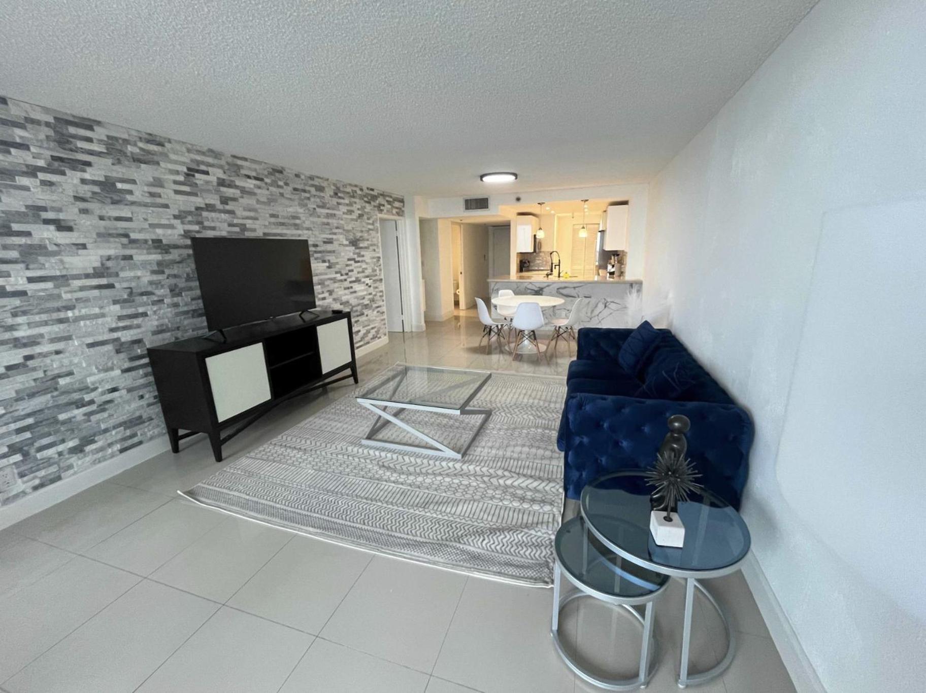 4 Bedroom With Stunning Balcony View Apartment Miami