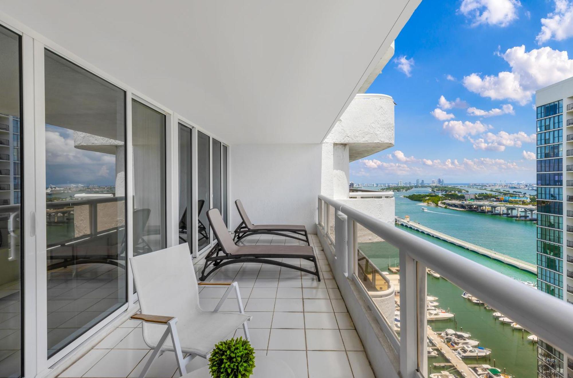 Apartment 4 Bedroom With Stunning Balcony View *