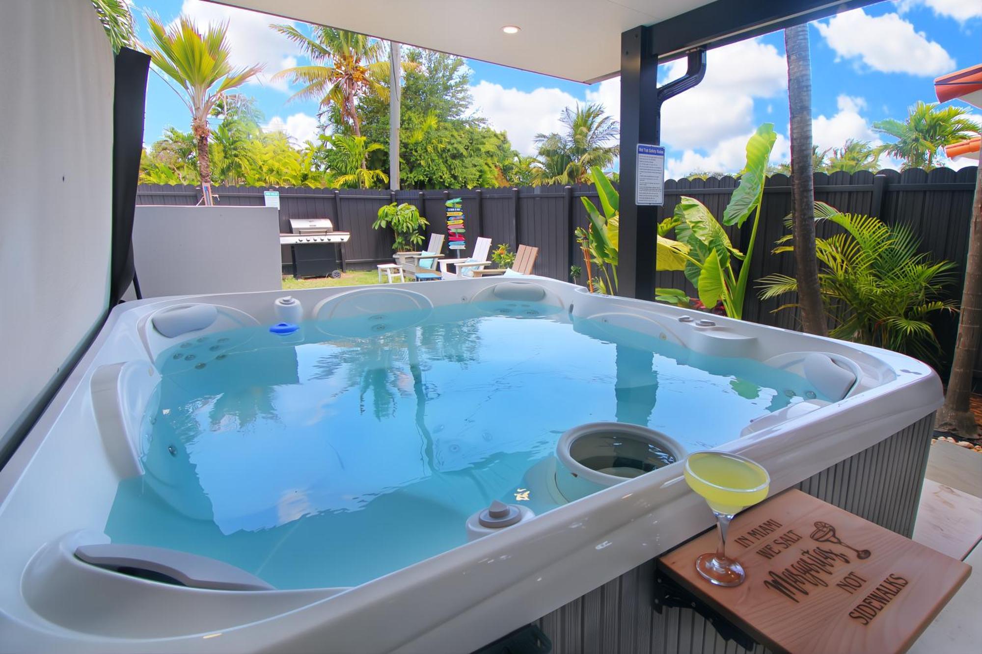 King Bed & Hot Tub, A Casita For Families & Pets Miami