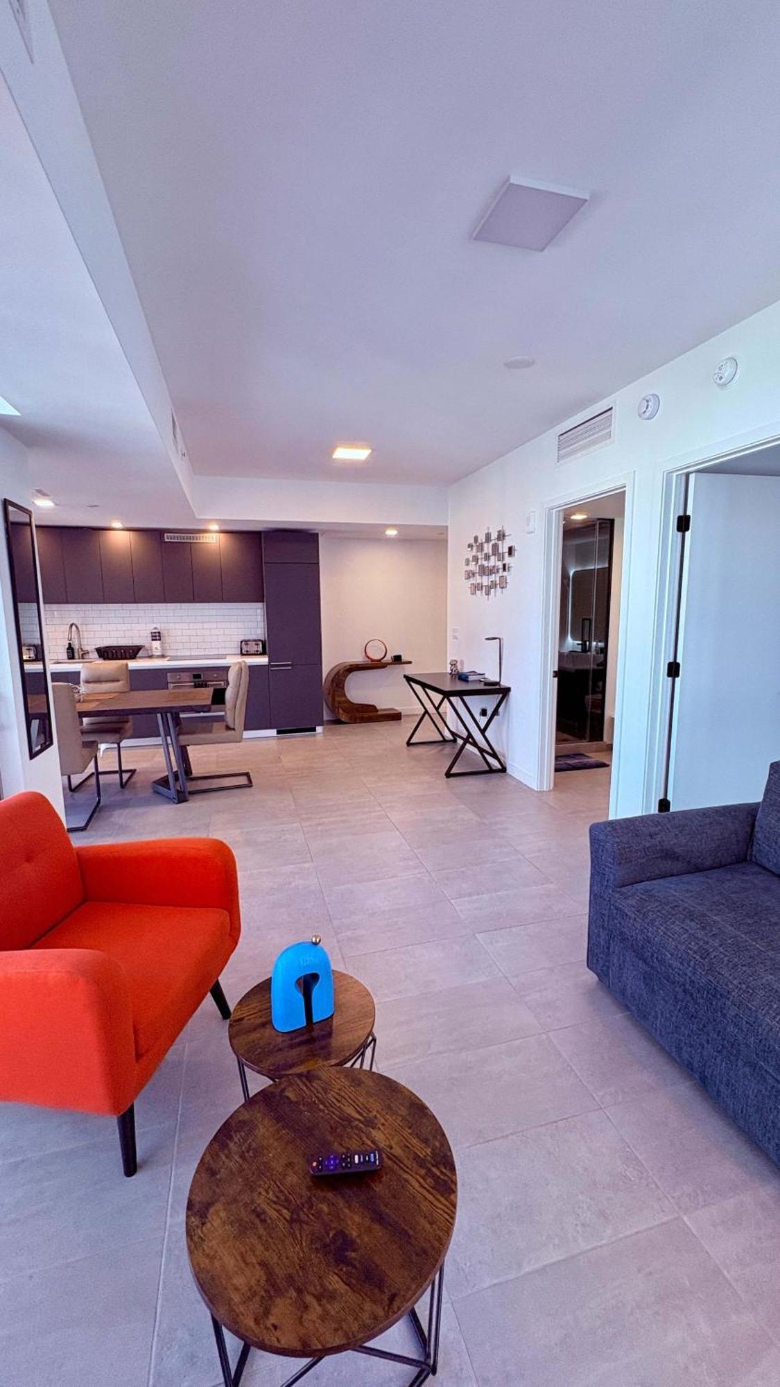 Sky-high Oasis Heated Pool & Gym Skyline Vista Holiday home