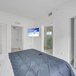 Subtle 2 Bed In Edgewater Near Downtown With Free Parking