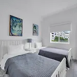 Subtle 2 Bed In Edgewater Near Downtown With Free Parking
