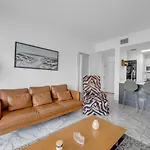 Subtle 2 Bed In Edgewater Near Downtown With Free Parking