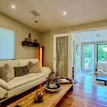 Entire Private Beautiful 2 Bedroom Plus Den House With Gated Front&Back Yard And Free Parking 10Min Drive To Miami Beach