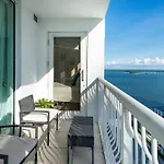 Stylish 2Br With Skyline Views, Free Parking, Sleeps 8