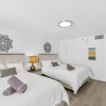 Condo Stylish And Minimalist W Highlights Amenities!