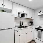 Central 1B Apt Next To Airport Virg 12